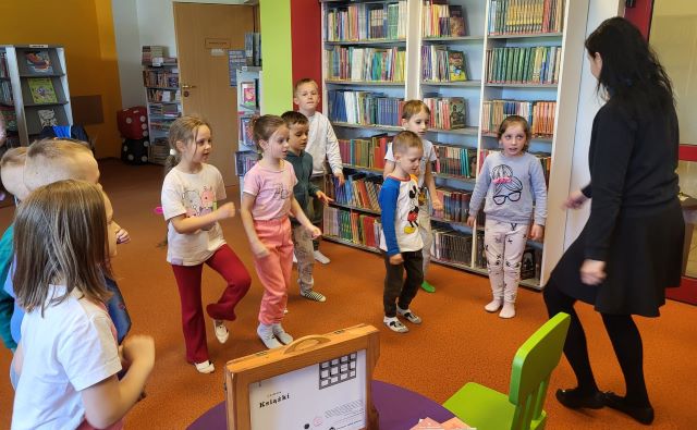 dzieci podskakuja