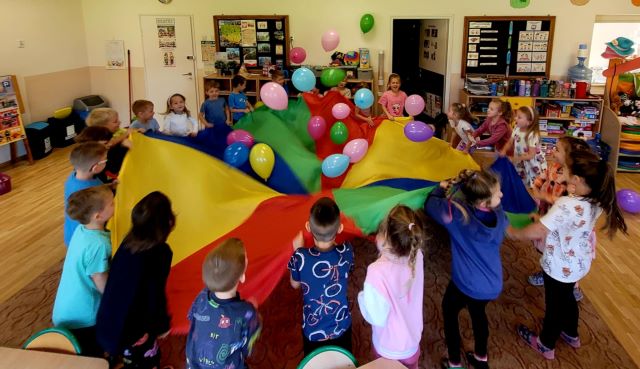 dzieci bawia sie chusta