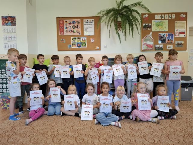 dzieci otrzymaly dyplomy