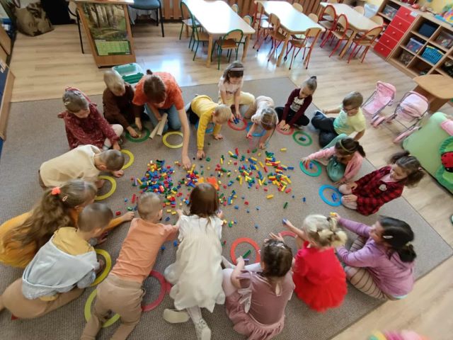 dzieci układaja klocki