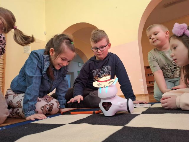 dzieci obsluguja tablet