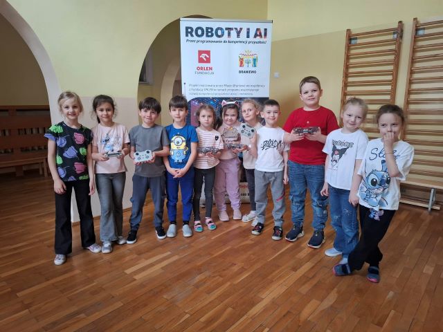 dzieci stoja na sali gimnastycznej