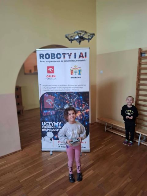 dziewczynka pusza drona