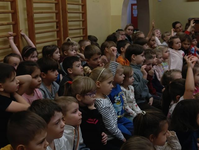 dzieci siedza na sali