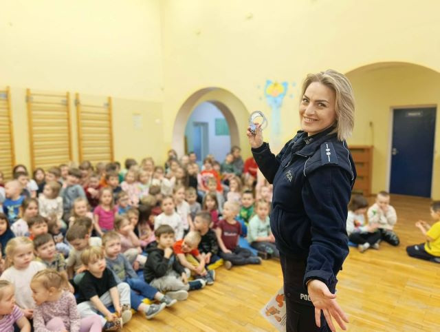 policjantka z trzyma w reku kajdanki
