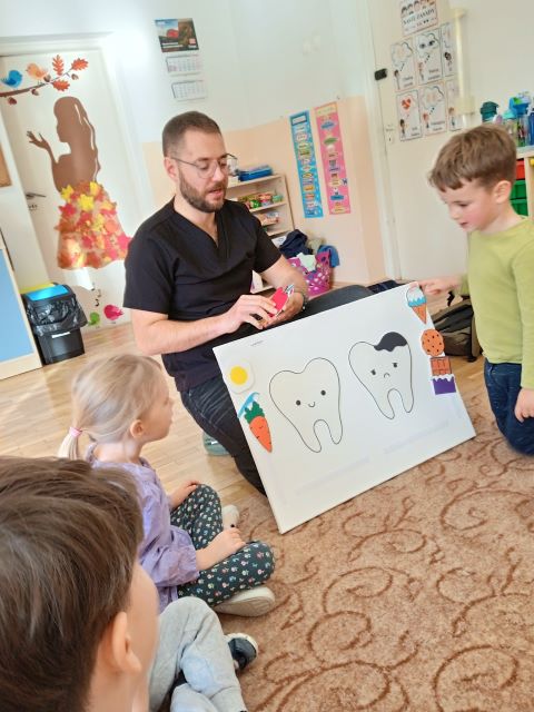 dentysta porownuje zeba zdrowego z zebem chorym