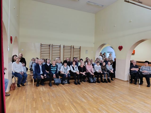 babci i dziadkowie podziwiaja wystepy wnukow