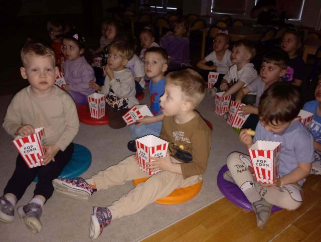dzieci jedza popcorn