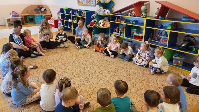 dzieci siedza w koleczku