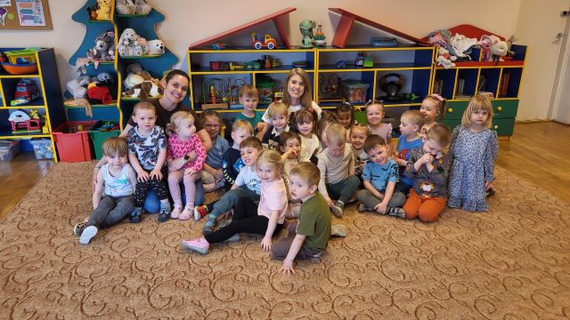 dzieci siedza z mama Milana na dywanie