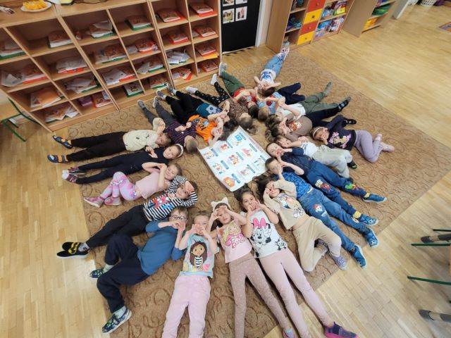 dzieci leza na dywanie