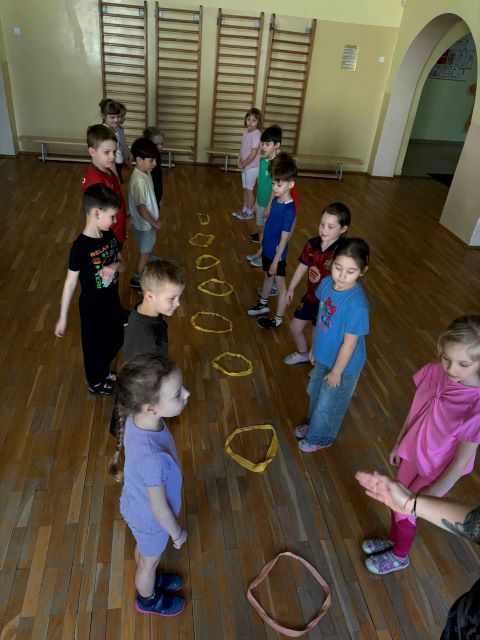 dzieci stoja przy szarfach