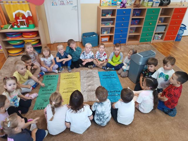 dzieci segreguja smieci