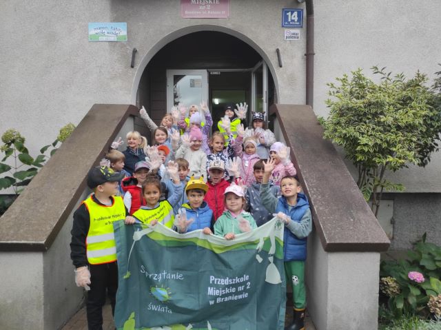 dzieci stoja na schodach