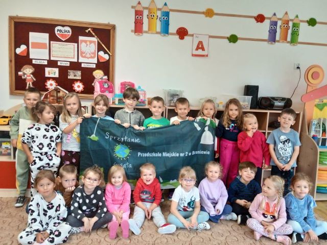 dzieci z transparentem