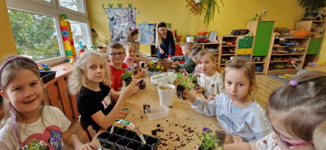 dzieci siedza przy stoliku