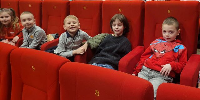 bratki czekaja na spektakl