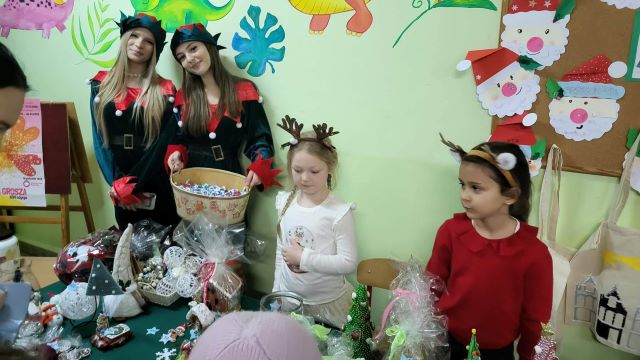 dzieci na kiermaszu z elfami