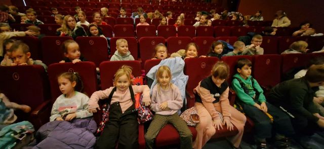 dzieci na przedstawaieniu o emocjach