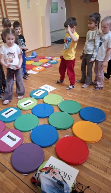 dzieci szukaja skarbu