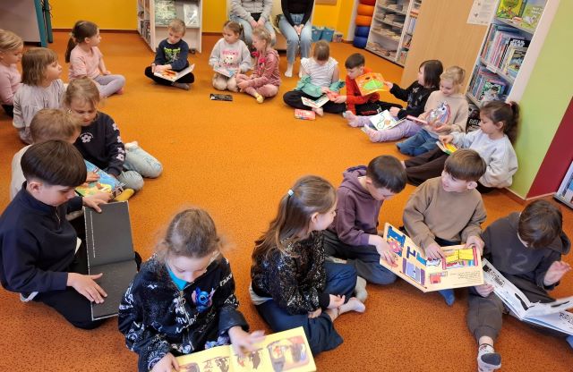 sloneczniki ogladaja ksiazki