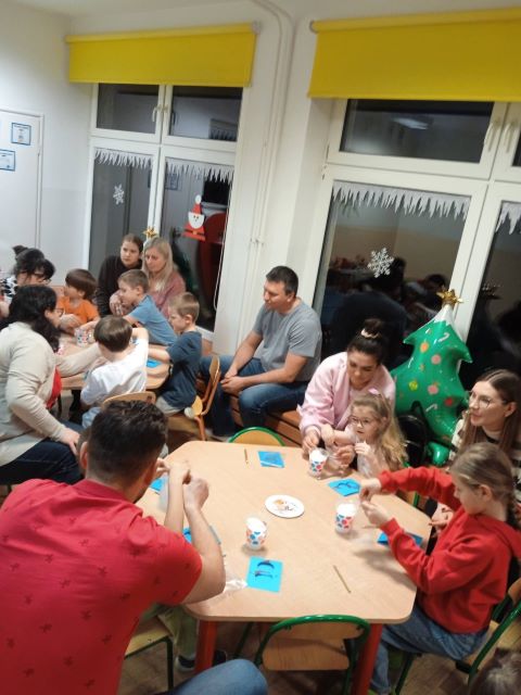 tulipanki z rodzicami robia balwanki