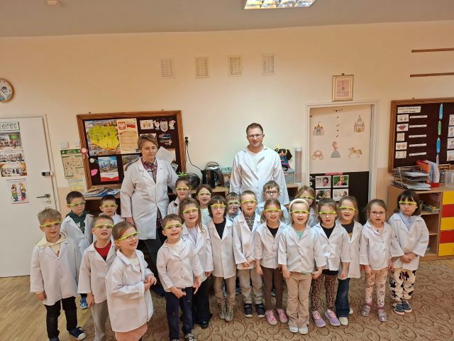 zdjecie bratkow z panem eksperymentem